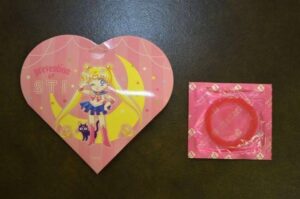 【画像】 セーラームーンさん、コンドームでお仕置きしてしまう